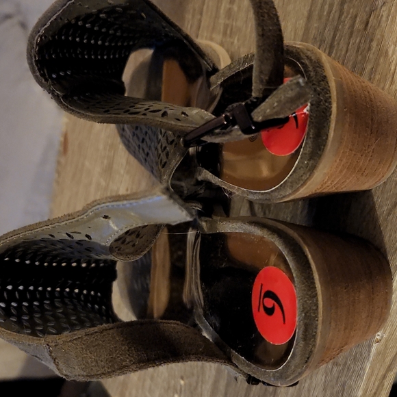 Carlos Santana Deandra Size 6 Faux Suede - Picture 4 of 4